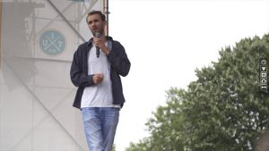 Martijn op het podium tijdens de UIT week in Utrecht