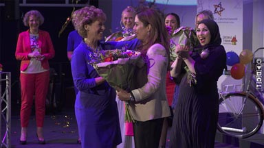 Nasima el Bachiri ontvangt de prijs behorend bij de titel Flevolandse Zakenvrouw 2019 uit handen van jurylid Marijke Hoogwoud